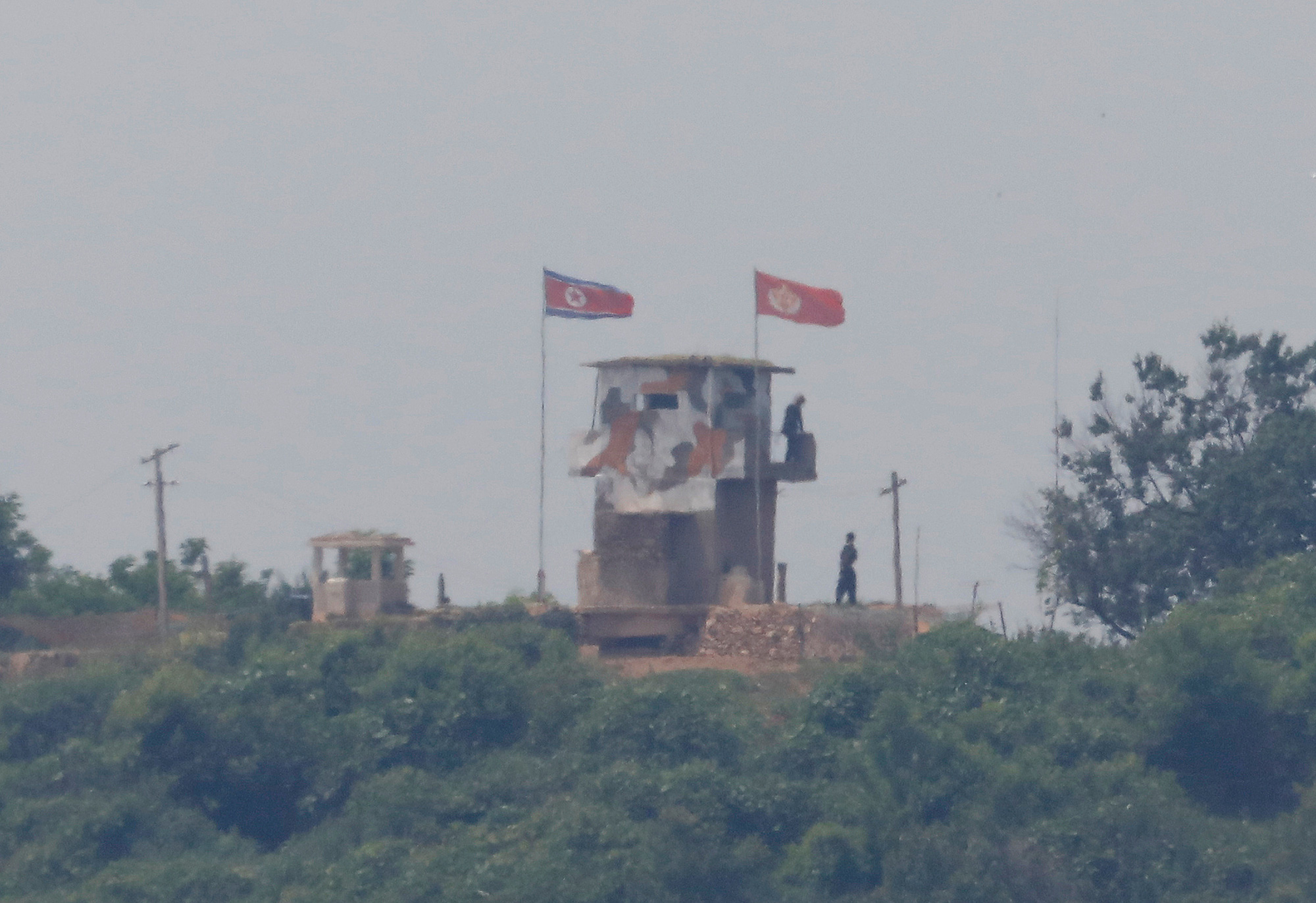 Trở n&ecirc;n cực kỳ kh&oacute; đo&aacute;n, điều g&igrave; đang xảy ra với &ocirc;ng Kim Jong-un? - Ảnh 2.