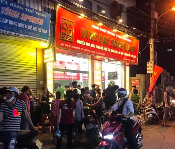 Vị khách mặc áo sơ mi trắng lịch lãm "biến hình" thành tên cướp tiệm vàng trong chớp mắt