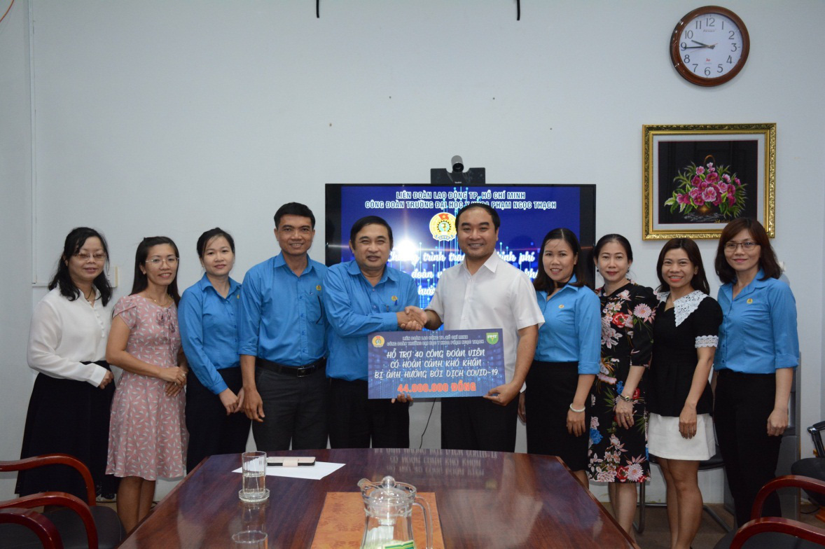 Trường ĐH Y khoa Phạm Ngọc Thạch trao qu&agrave; hỗ trợ C&ocirc;ng đo&agrave;n vi&ecirc;n - Ảnh 1.