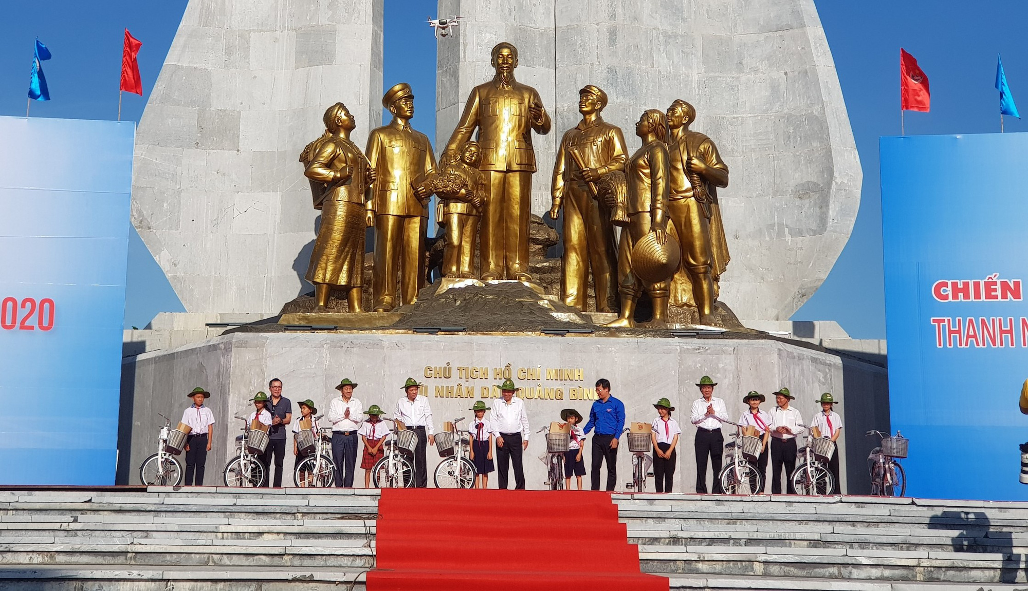 Phó Thủ tướng Thường trực Trương Hòa Bình tặng 100 xe đạp cho học sinh khó khăn ở Quảng Bình