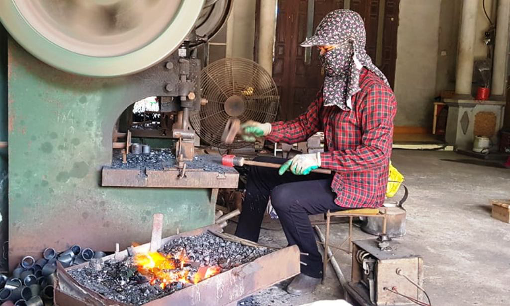 Người d&acirc;n mưu sinh b&ecirc;n l&ograve; than đỏ rực trong tiết trời 40 độ C ở l&agrave;ng r&egrave;n xứ Thanh - Ảnh 7.