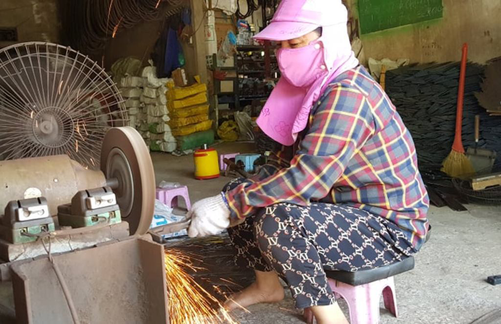 Người d&acirc;n mưu sinh b&ecirc;n l&ograve; than đỏ rực trong tiết trời 40 độ C ở l&agrave;ng r&egrave;n xứ Thanh - Ảnh 12.
