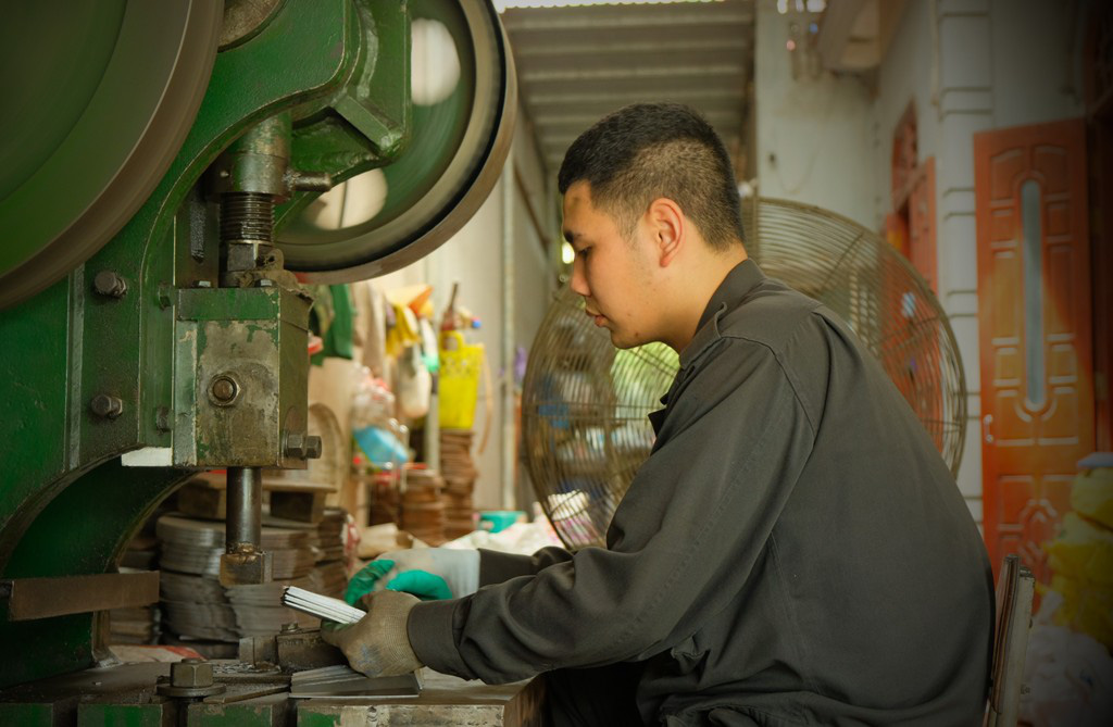 Người d&acirc;n mưu sinh b&ecirc;n l&ograve; than đỏ rực trong tiết trời 40 độ C ở l&agrave;ng r&egrave;n xứ Thanh - Ảnh 14.