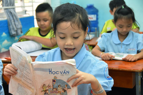 Gấp r&uacute;t tập huấn gi&aacute;o vi&ecirc;n sử dụng SGK mới - Ảnh 1.