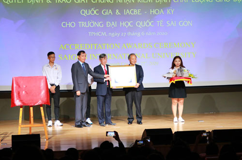 Trường đại học đầu ti&ecirc;n của Việt Nam đạt kiểm định IACBE - Ảnh 1.