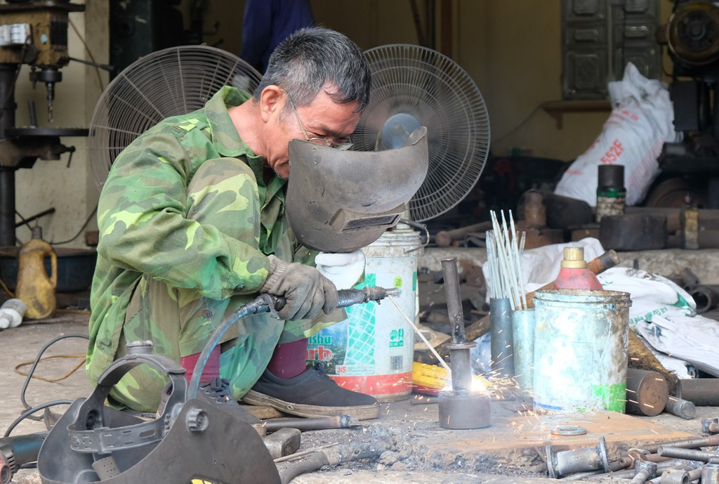 Người d&acirc;n mưu sinh b&ecirc;n l&ograve; than đỏ rực trong tiết trời 40 độ C ở l&agrave;ng r&egrave;n xứ Thanh - Ảnh 11.