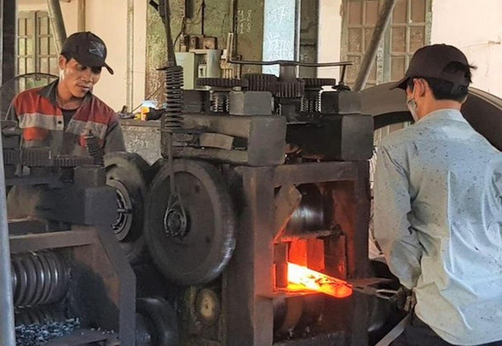 Người d&acirc;n mưu sinh b&ecirc;n l&ograve; than đỏ rực trong tiết trời 40 độ C ở l&agrave;ng r&egrave;n xứ Thanh - Ảnh 5.