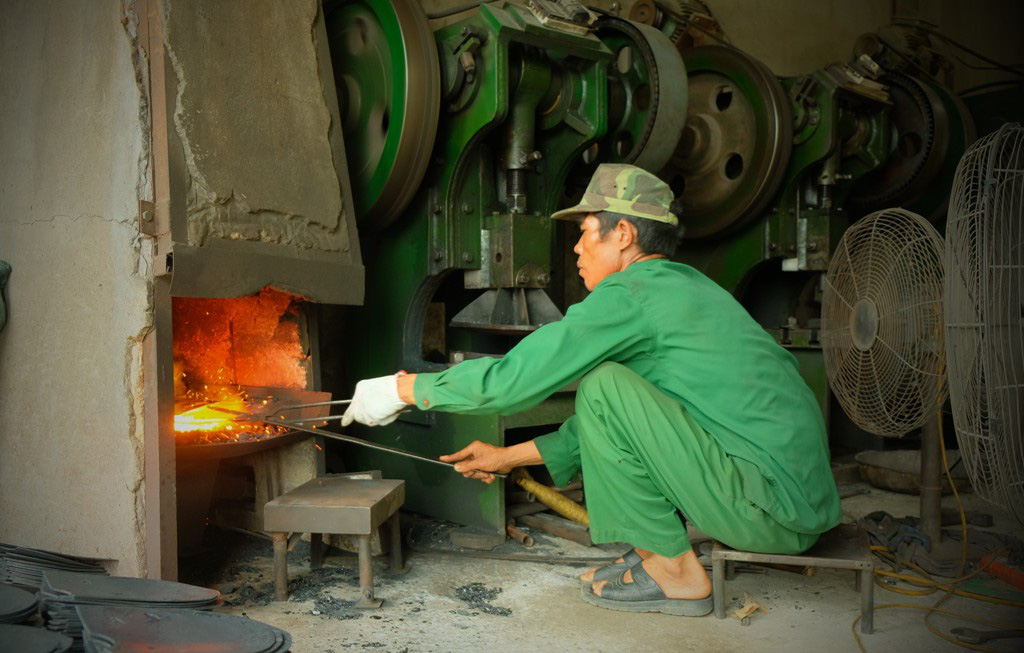 Người d&acirc;n mưu sinh b&ecirc;n l&ograve; than đỏ rực trong tiết trời 40 độ C ở l&agrave;ng r&egrave;n xứ Thanh - Ảnh 3.