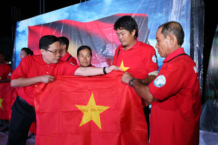 1.000 l&aacute; cờ Tổ quốc đến với ngư d&acirc;n Tr&agrave; Vinh - Ảnh 2.