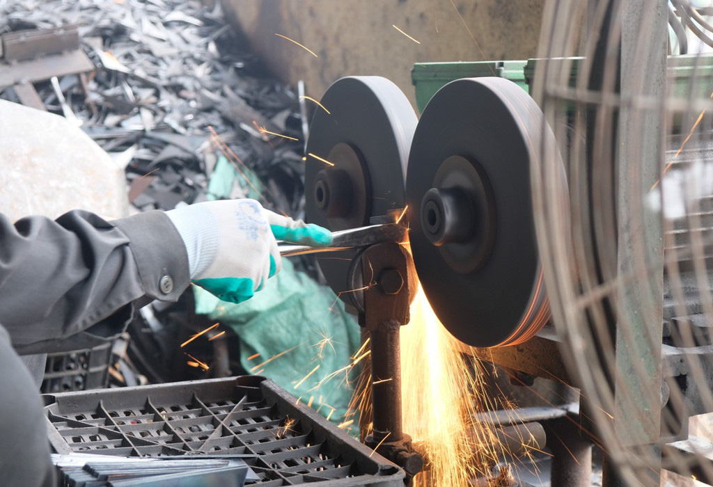 Người d&acirc;n mưu sinh b&ecirc;n l&ograve; than đỏ rực trong tiết trời 40 độ C ở l&agrave;ng r&egrave;n xứ Thanh - Ảnh 9.