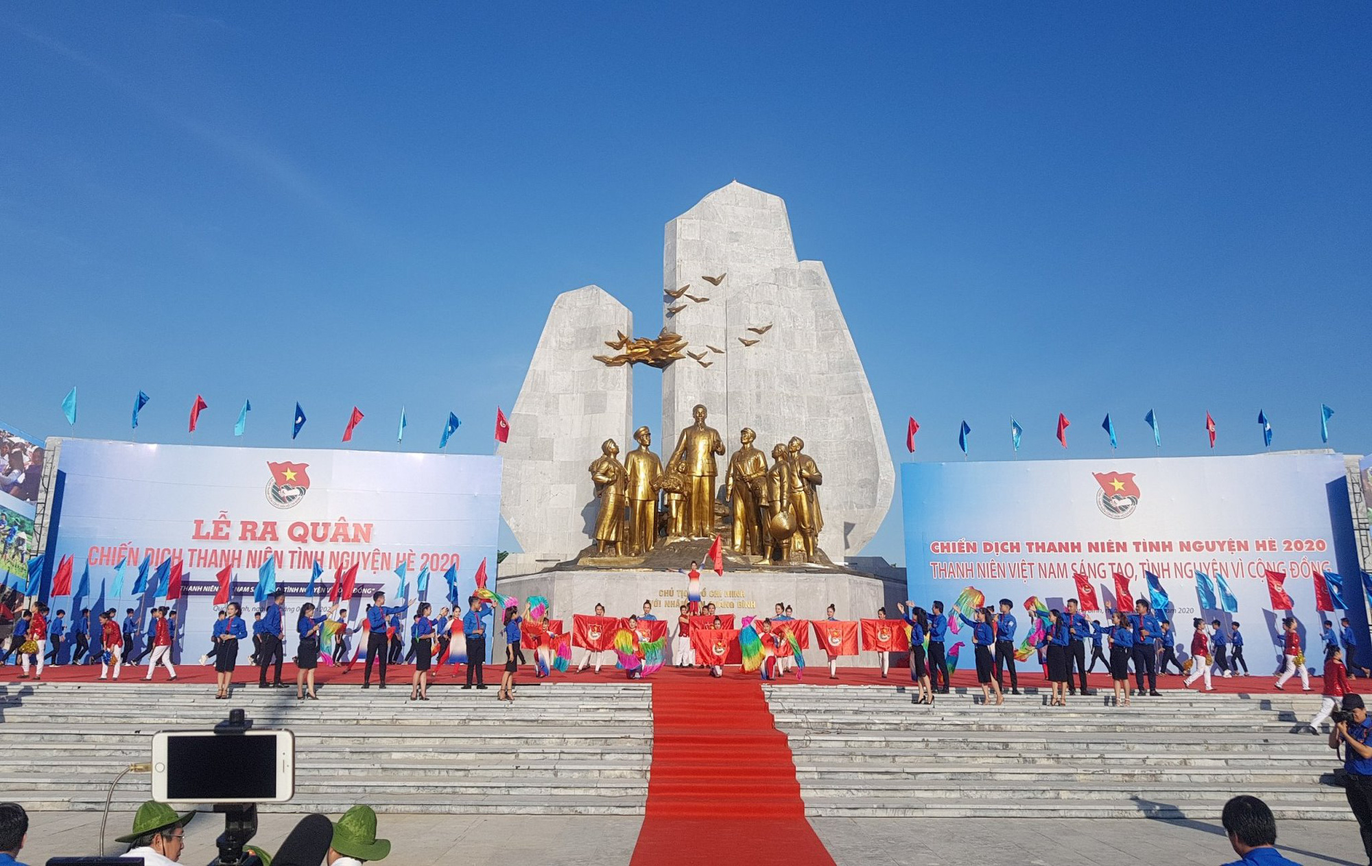 Phó Thủ tướng Thường trực Trương Hòa Bình tặng 100 xe đạp cho học sinh khó khăn ở Quảng Bình - Ảnh 2.
