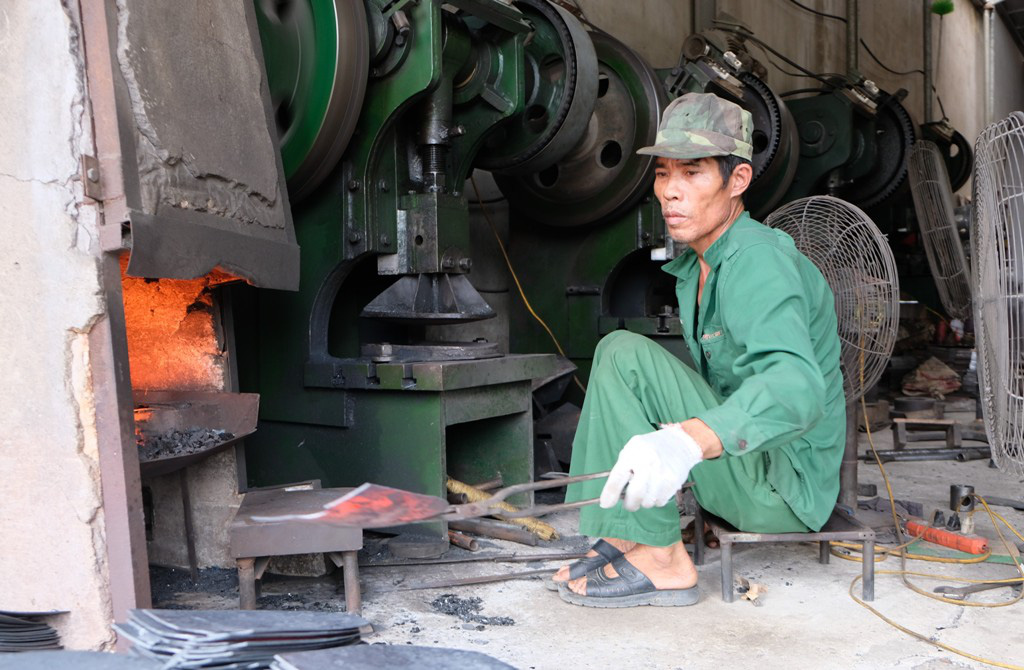 Người d&acirc;n mưu sinh b&ecirc;n l&ograve; than đỏ rực trong tiết trời 40 độ C ở l&agrave;ng r&egrave;n xứ Thanh - Ảnh 2.