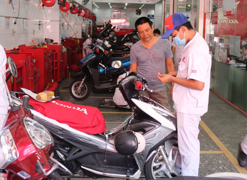 Đi sửa xe, được đo khí thải miễn phí