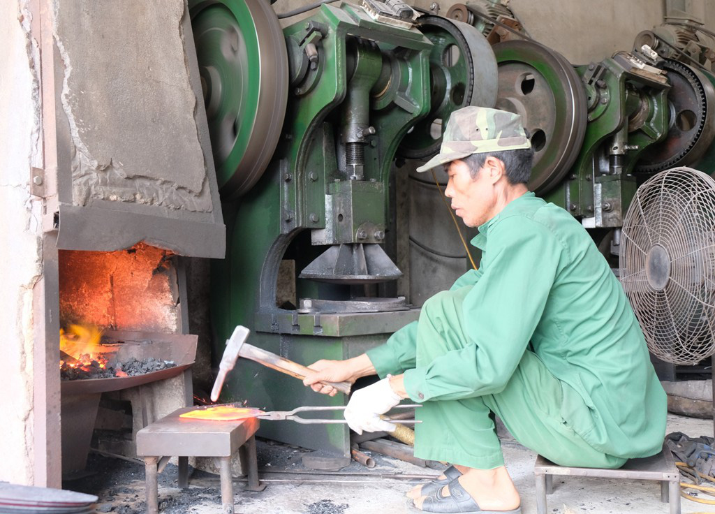 Người d&acirc;n mưu sinh b&ecirc;n l&ograve; than đỏ rực trong tiết trời 40 độ C ở l&agrave;ng r&egrave;n xứ Thanh - Ảnh 4.