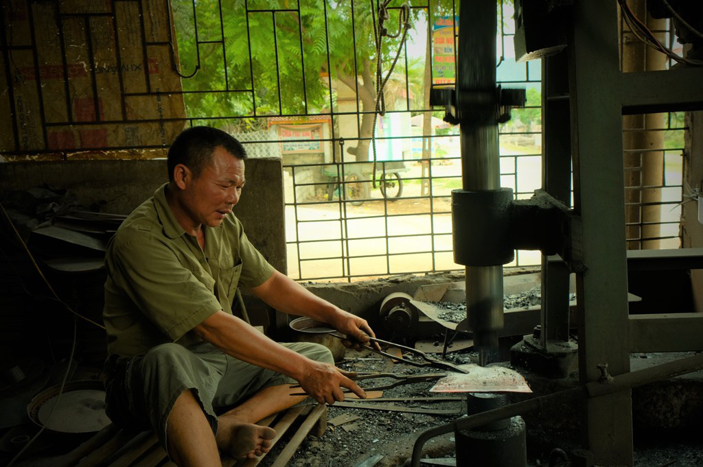 Người d&acirc;n mưu sinh b&ecirc;n l&ograve; than đỏ rực trong tiết trời 40 độ C ở l&agrave;ng r&egrave;n xứ Thanh - Ảnh 10.