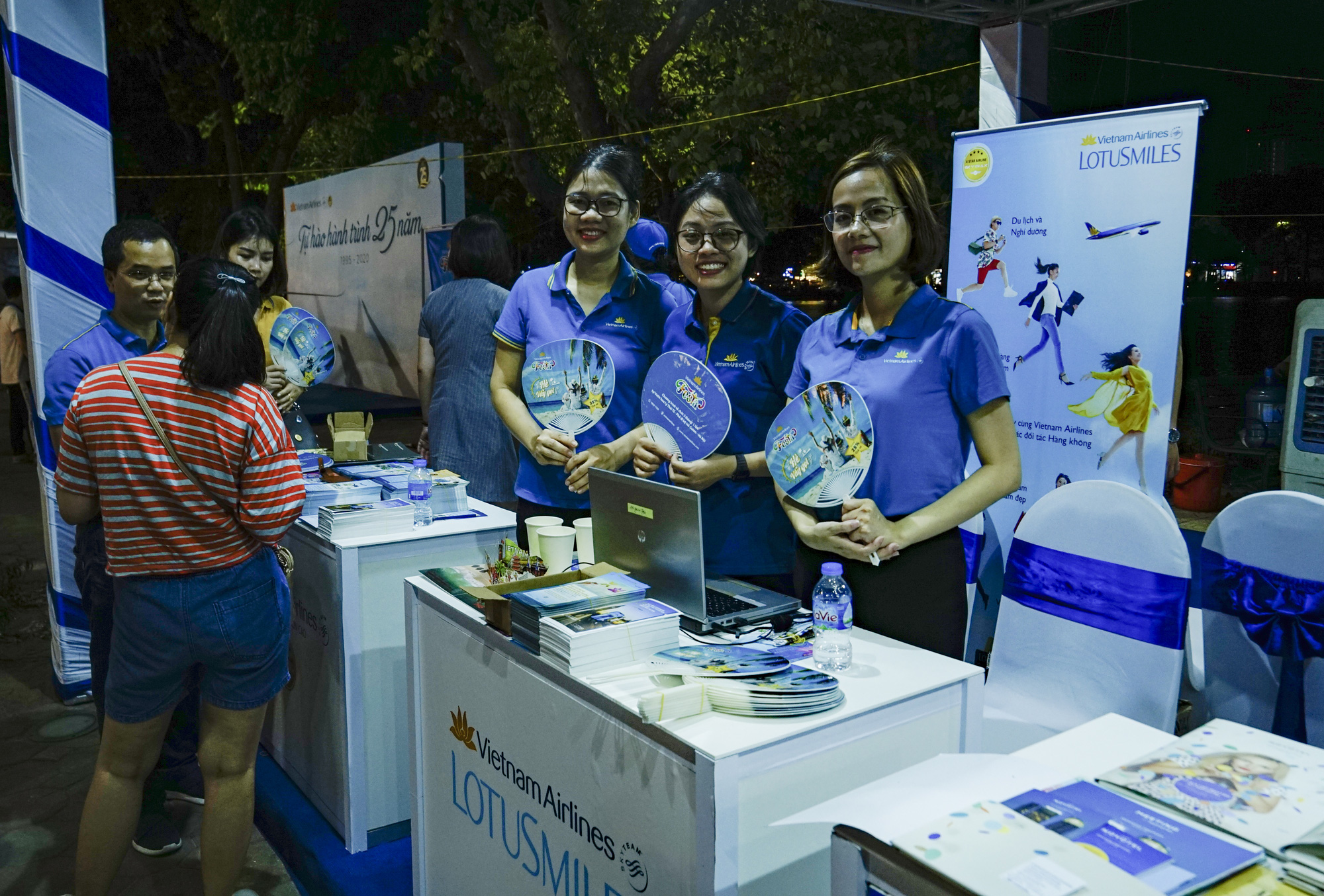 V&ograve;ng quay may mắn tr&uacute;ng thưởng v&eacute; m&aacute;y bay tại phố đi bộ Hồ Gươm - Ảnh 7.