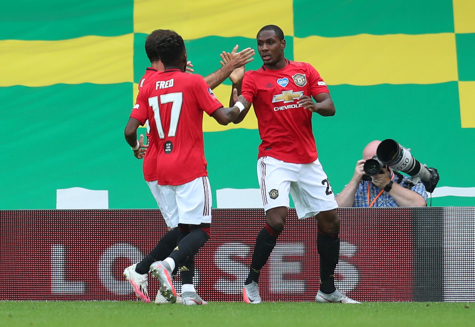 Người h&ugrave;ng giấu mặt tỏa s&aacute;ng, Man United đoạt v&eacute; b&aacute;n kết FA Cup - Ảnh 3.