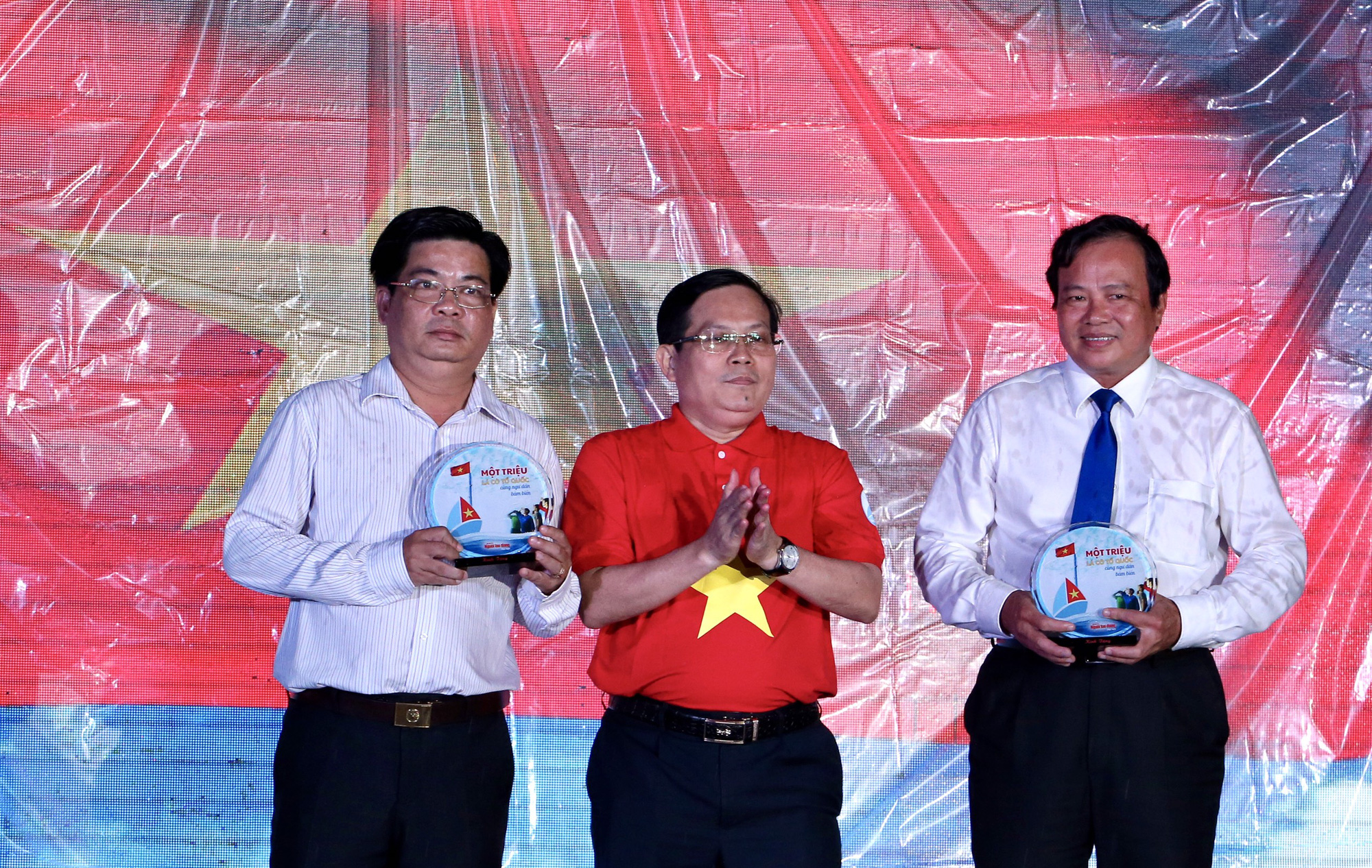 Cờ Tổ quốc đến với ngư d&acirc;n Tr&agrave; Vinh - Ảnh 11.
