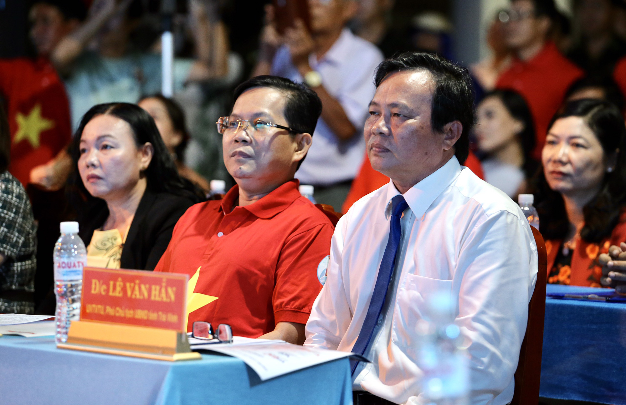 Cờ Tổ quốc đến với ngư d&acirc;n Tr&agrave; Vinh - Ảnh 1.