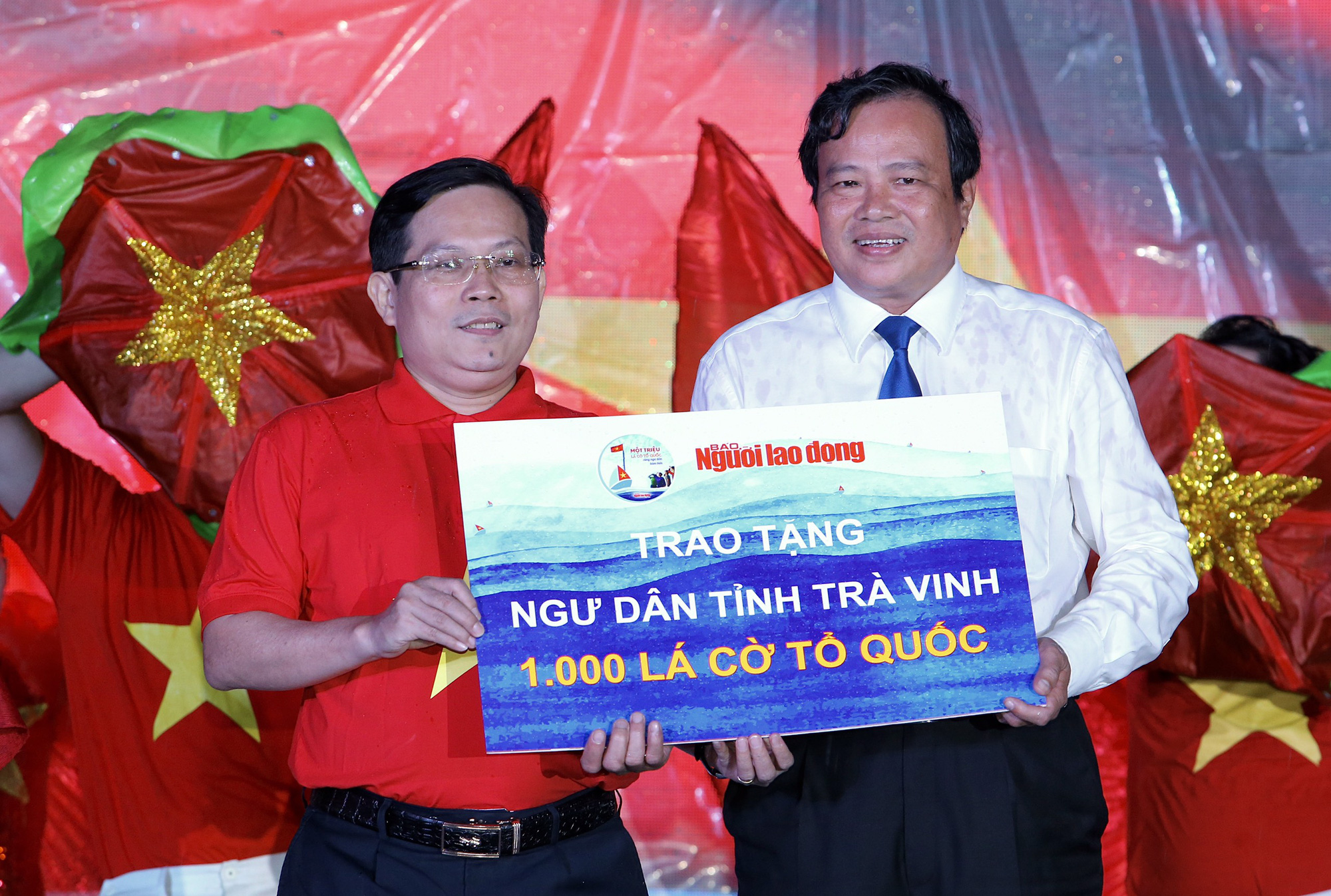 Cờ Tổ quốc đến với ngư dân Trà Vinh