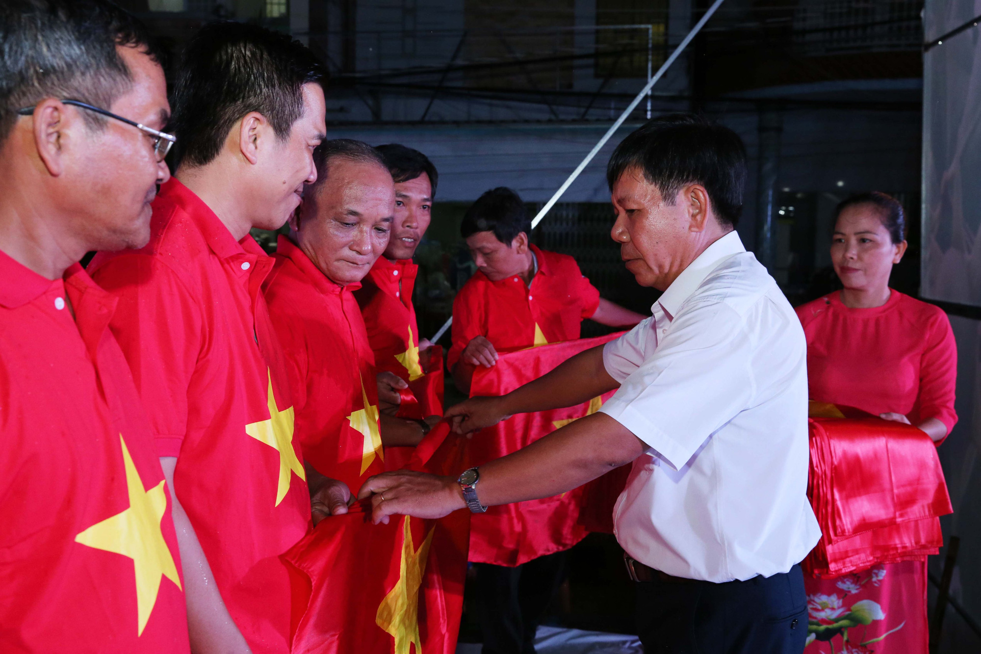 Cờ Tổ quốc đến với ngư d&acirc;n Tr&agrave; Vinh - Ảnh 9.