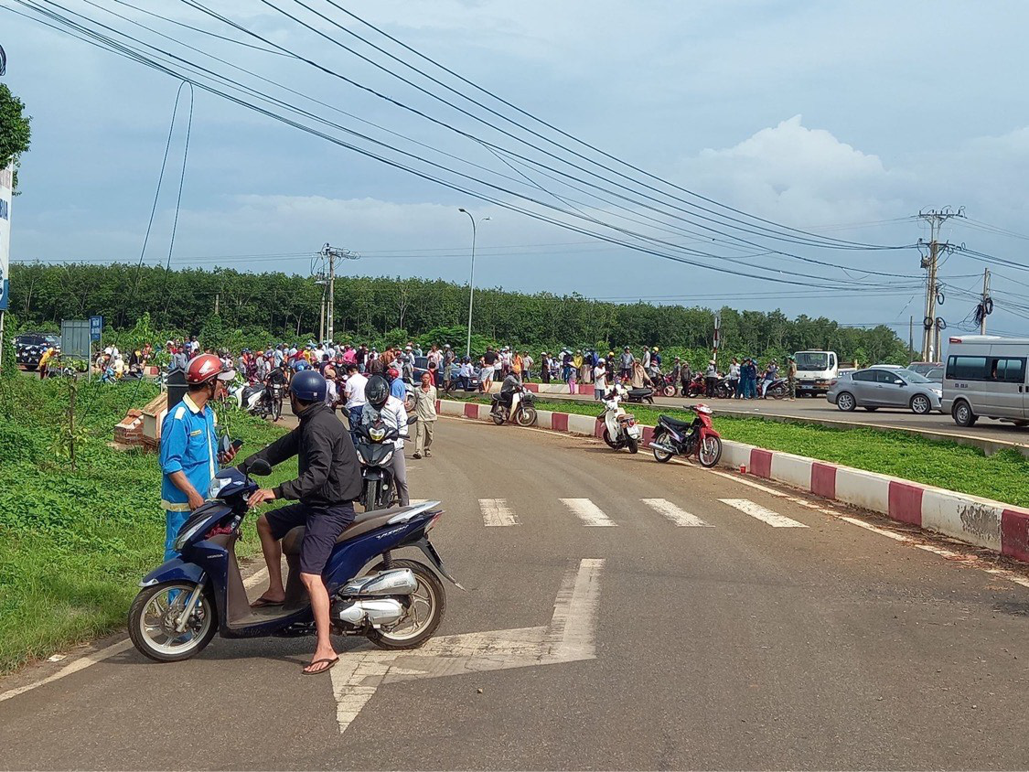 Sau tai nạn giao th&ocirc;ng khiến 2 vợ chồng thương vong, t&agrave;i xế rời khỏi hiện trường  - Ảnh 3.