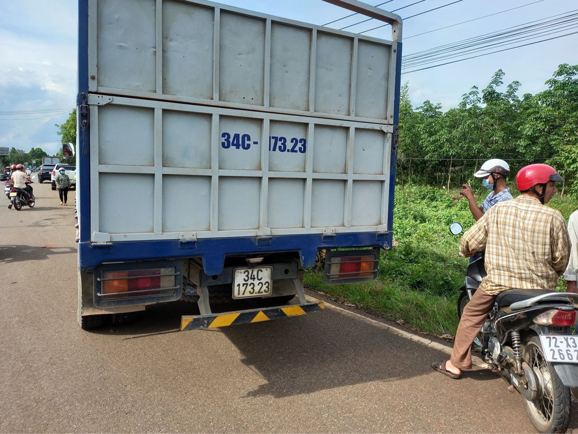 Sau tai nạn giao th&ocirc;ng khiến 2 vợ chồng thương vong, t&agrave;i xế rời khỏi hiện trường  - Ảnh 2.