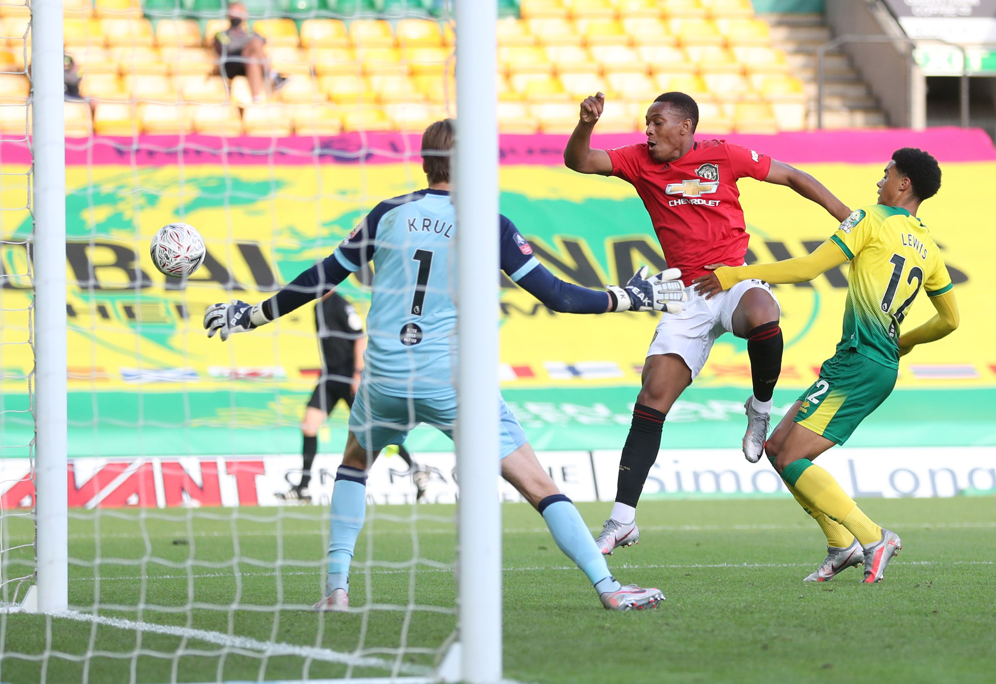 Người h&ugrave;ng giấu mặt tỏa s&aacute;ng, Man United đoạt v&eacute; b&aacute;n kết FA Cup - Ảnh 6.