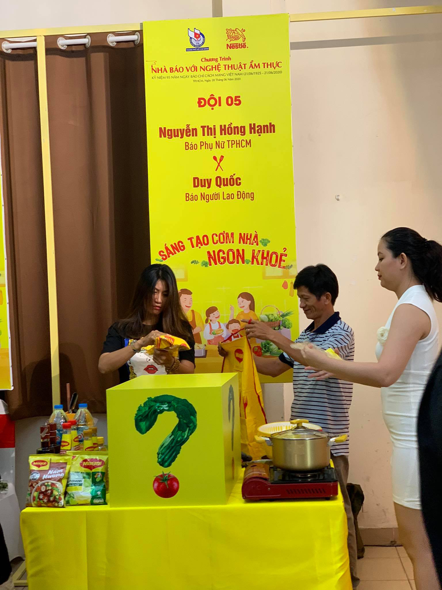 Vui nhộn hội thi nh&agrave; b&aacute;o với nghệ thuật ẩm thực - Ảnh 3.