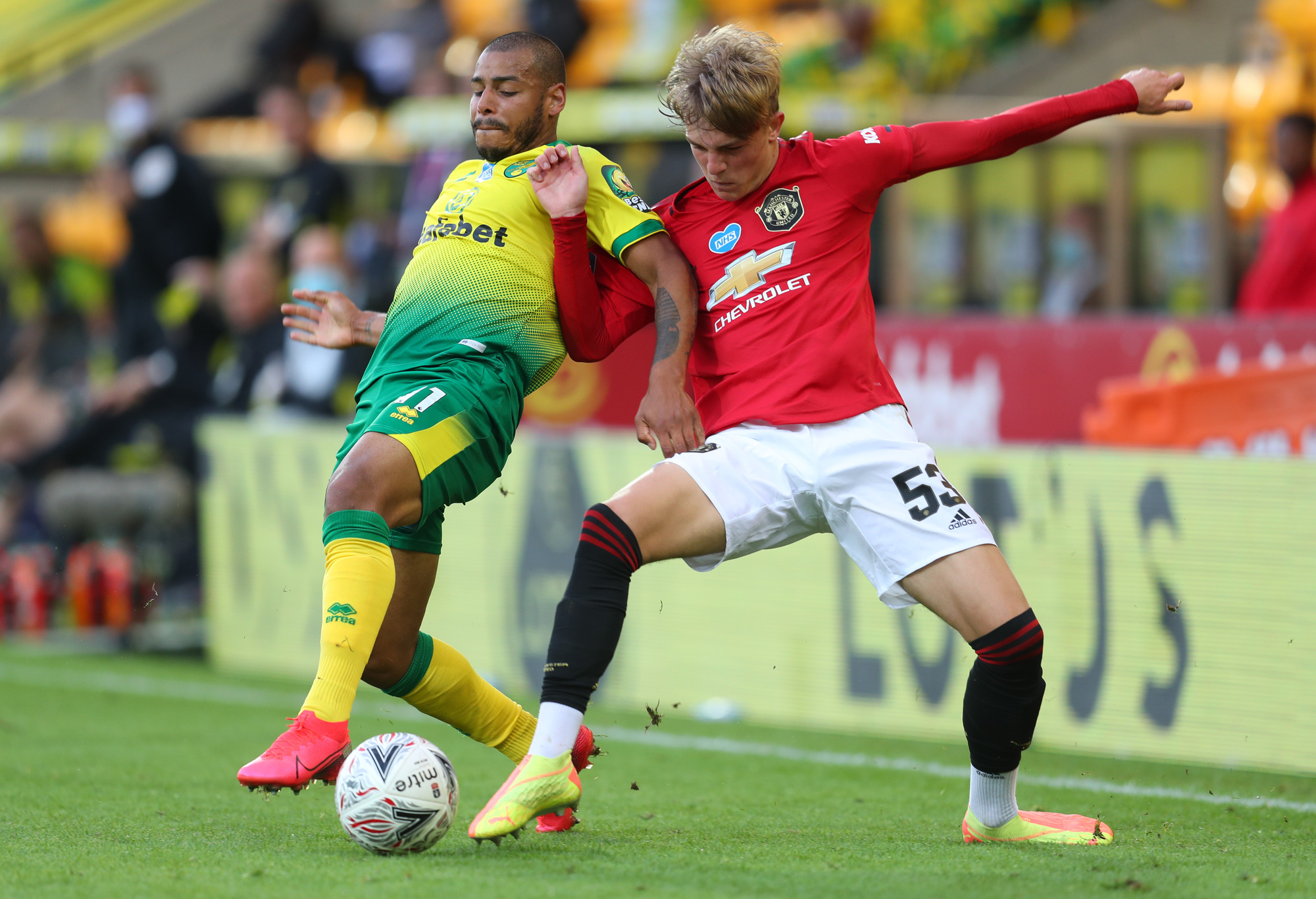 Người h&ugrave;ng giấu mặt tỏa s&aacute;ng, Man United đoạt v&eacute; b&aacute;n kết FA Cup - Ảnh 2.