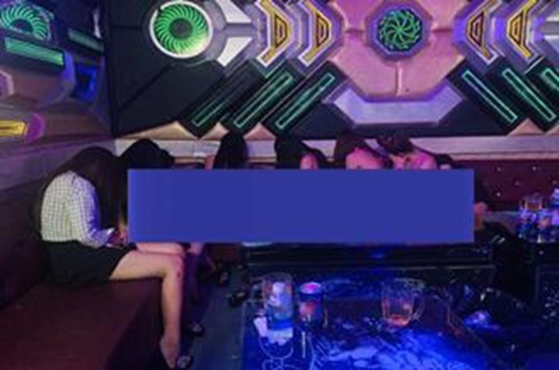 Nhiều nữ tiếp viên "thoát y" trong quán karaoke Ngọc Châu