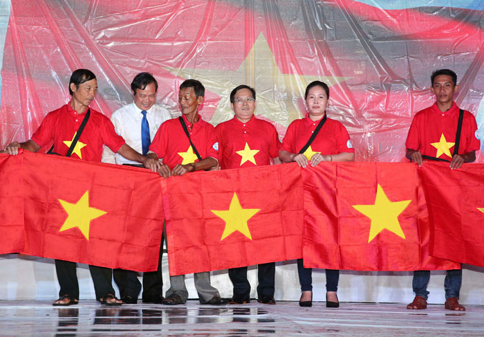 Cờ Tổ quốc đến với ngư d&acirc;n Tr&agrave; Vinh - Ảnh 6.