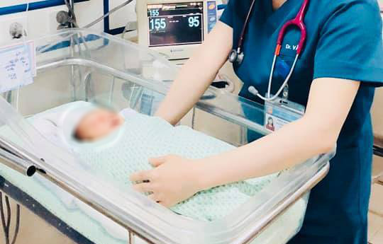 Bé trai bị bỏ rơi ở hố gas dưới trời nắng nóng 40 độ C tử vong sau 20 ngày điều trị