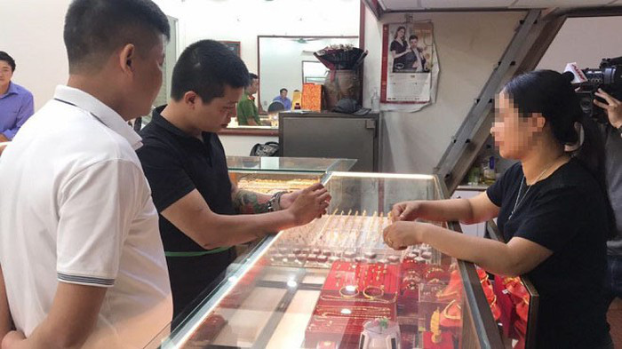 Lời khai bất ngờ của thanh niên mặc sơ mi trắng cướp tiệm vàng