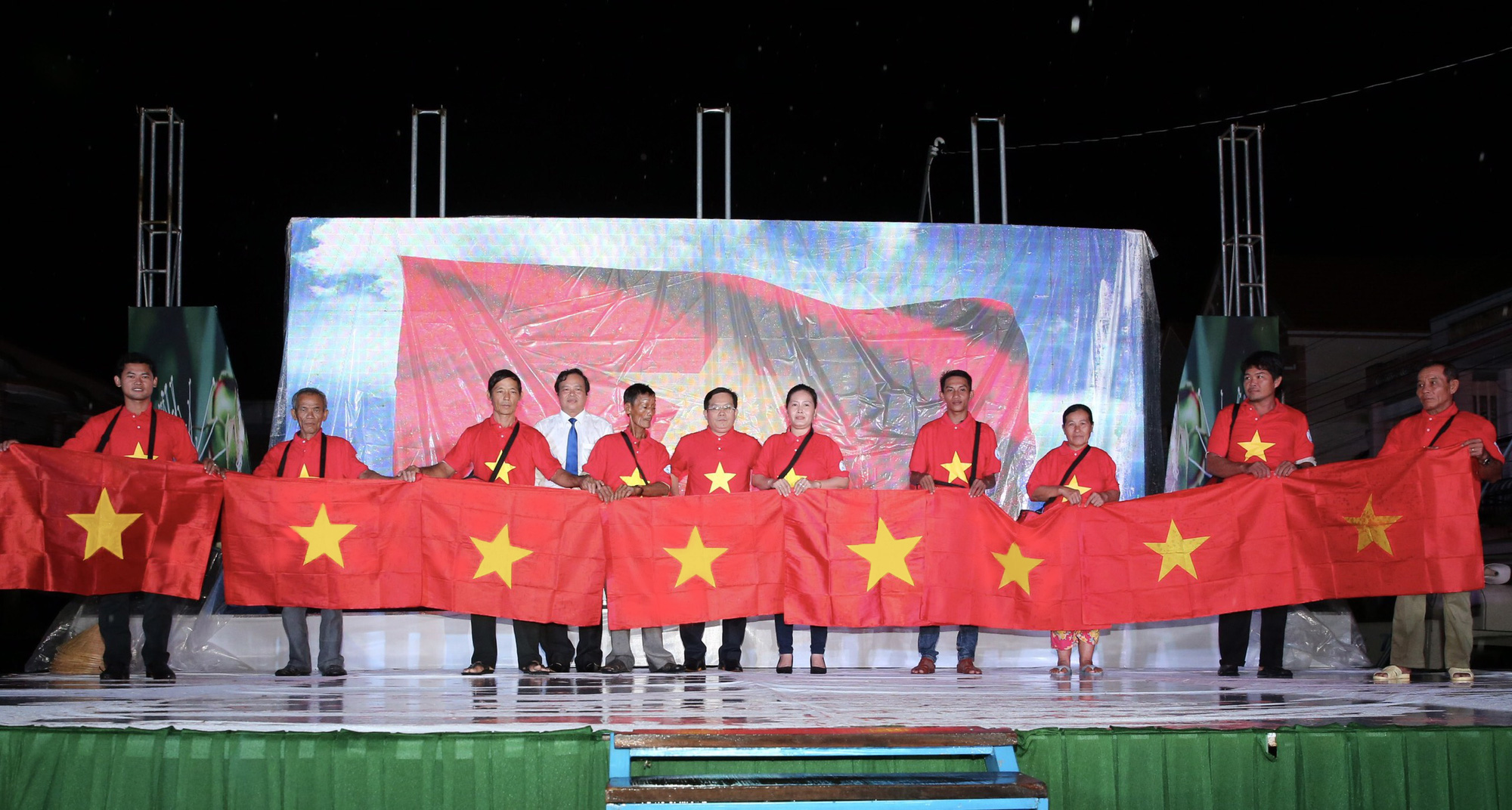 Cờ Tổ quốc đến với ngư d&acirc;n Tr&agrave; Vinh - Ảnh 4.