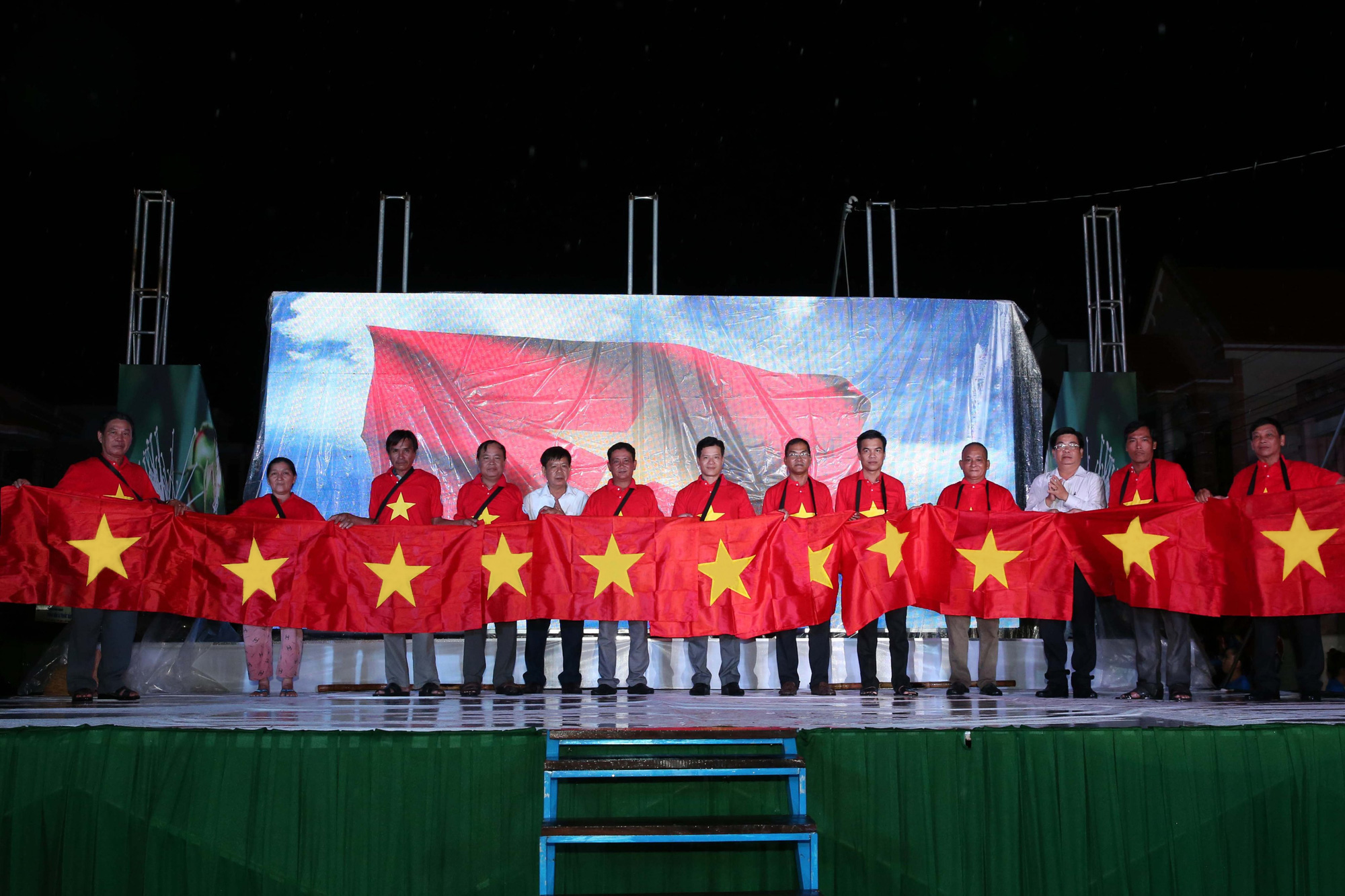 Cờ Tổ quốc đến với ngư d&acirc;n Tr&agrave; Vinh - Ảnh 5.