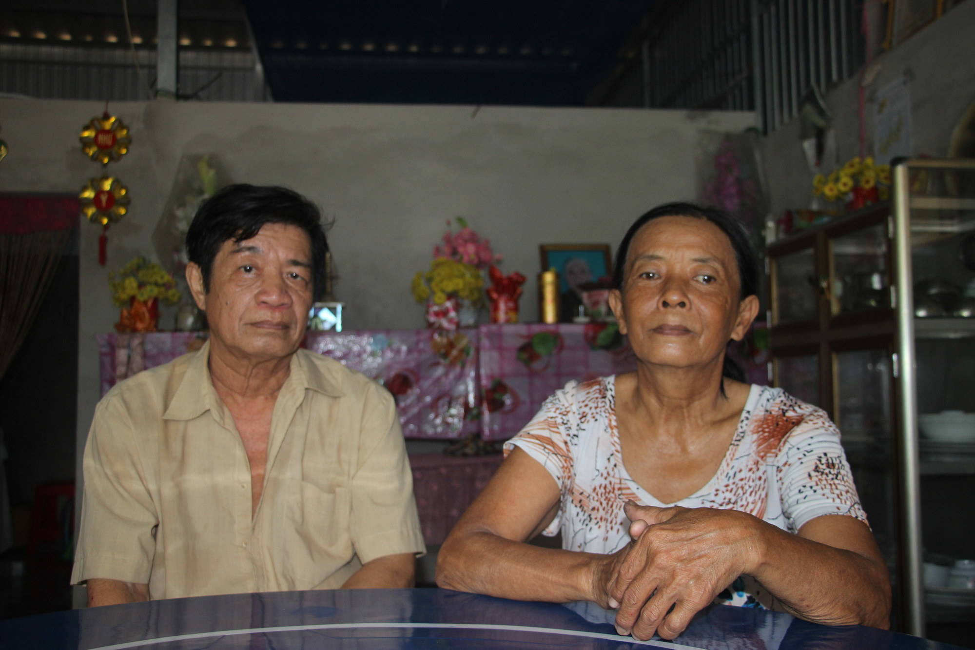 Vợ chồng l&atilde;o n&ocirc;ng xin tho&aacute;t ngh&egrave;o - Ảnh 1.