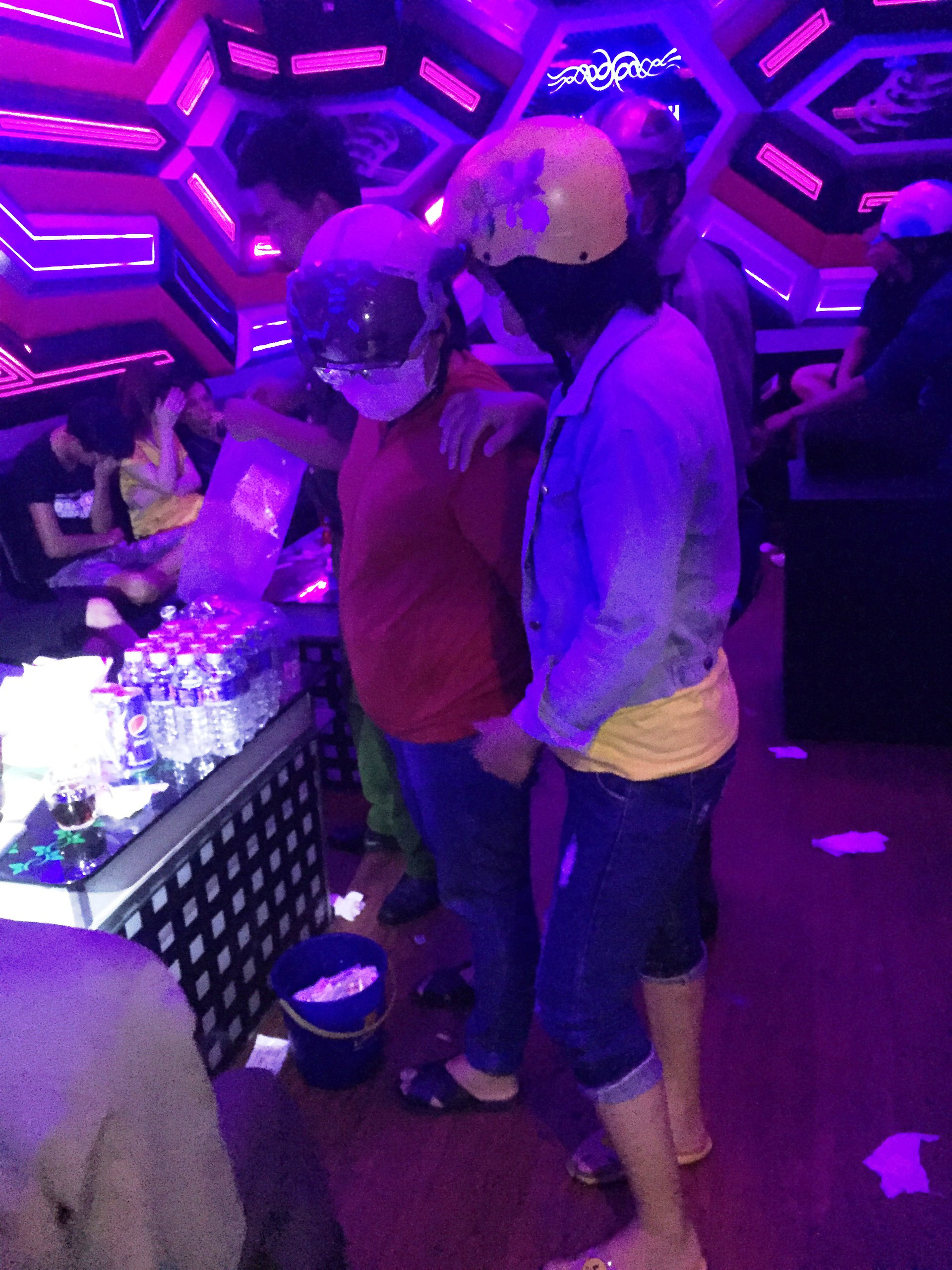Tiền Giang: Li&ecirc;n tiếp ph&aacute;t hiện đối tượng sử dụng ma t&uacute;y ở qu&aacute;n karaoke - Ảnh 2.
