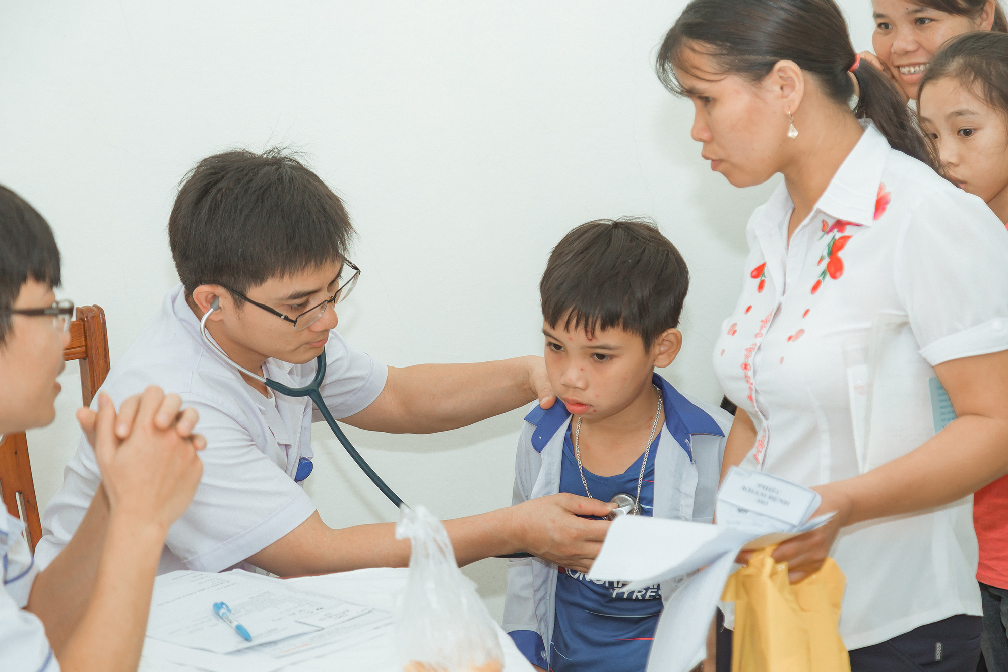 Ng&agrave;y Gia đ&igrave;nh Việt Nam &ldquo;Tr&aacute;i tim cho em&rdquo; kh&aacute;m s&agrave;ng lọc miễn ph&iacute; tại H&agrave; Giang - Ảnh 1.
