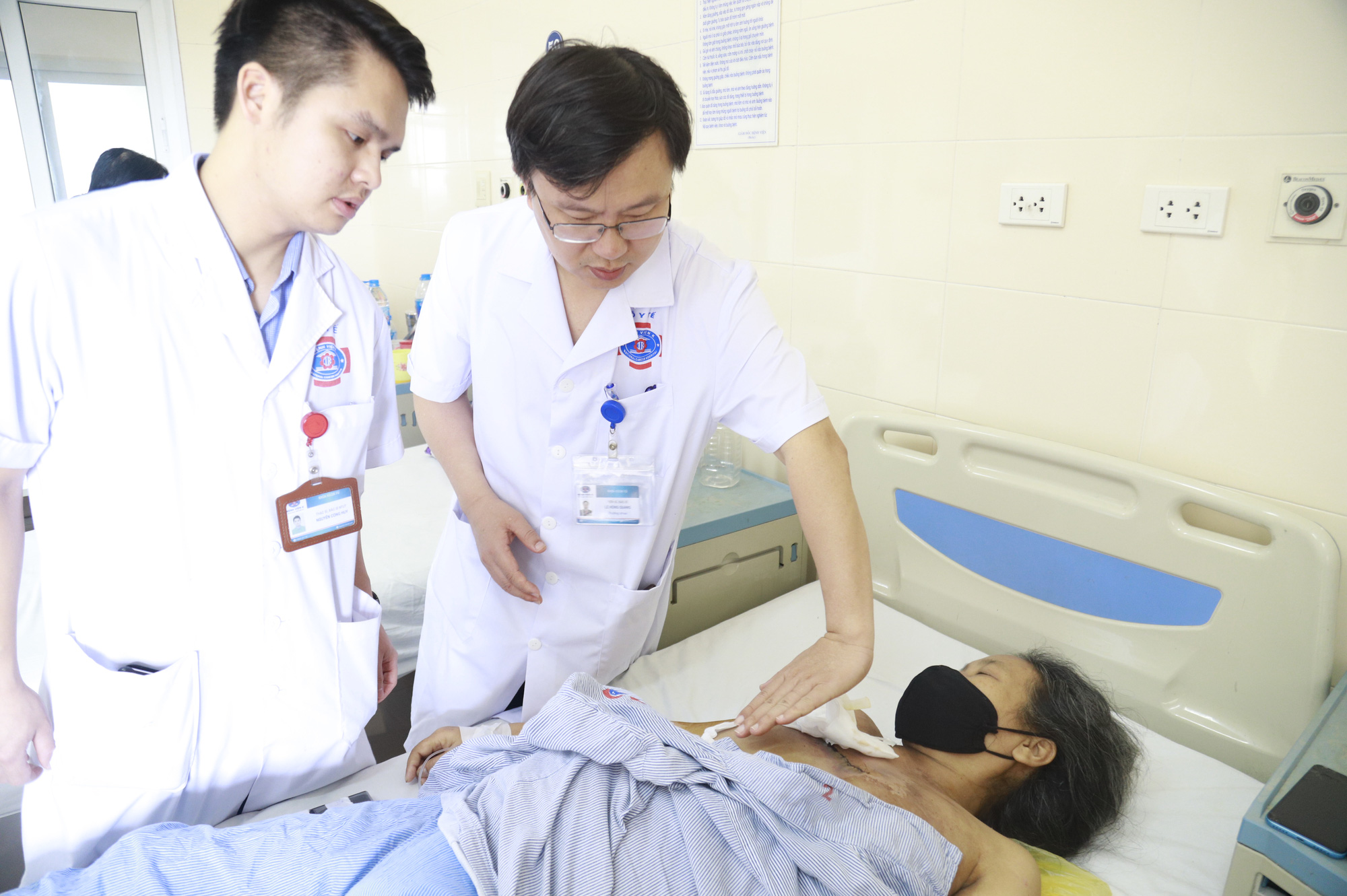 Ngỡ ngực sưng to do va đập n&agrave;o ngờ mắc u v&uacute; khủng nguy hiểm - Ảnh 2.