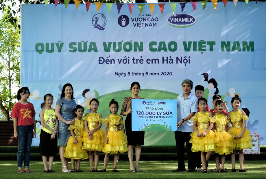 Vinamilk mang niềm vui uống sữa đến với trẻ em H&agrave; Nội th&ocirc;ng qua Quỹ sữa Vươn cao Việt Nam  - Ảnh 1.