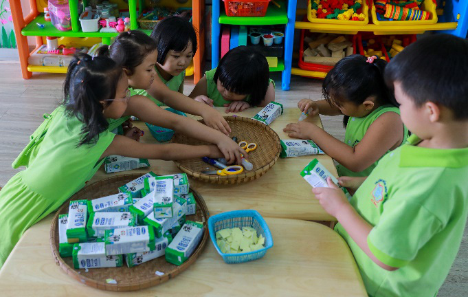 Vinamilk mang niềm vui uống sữa đến với trẻ em H&agrave; Nội th&ocirc;ng qua Quỹ sữa Vươn cao Việt Nam  - Ảnh 21.
