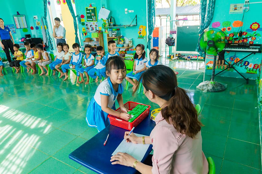 Vinamilk mang niềm vui uống sữa đến với trẻ em H&agrave; Nội th&ocirc;ng qua Quỹ sữa Vươn cao Việt Nam  - Ảnh 26.