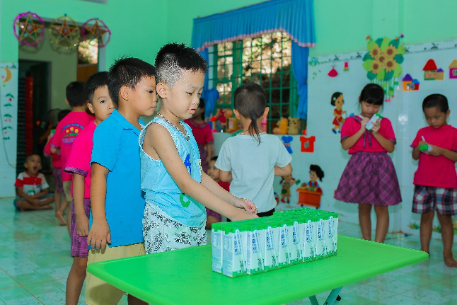 Vinamilk mang niềm vui uống sữa đến với trẻ em H&agrave; Nội th&ocirc;ng qua Quỹ sữa Vươn cao Việt Nam  - Ảnh 12.