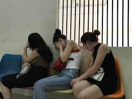 Bắt quả tang 2 đôi nam nữ mua bán dâm trong quán karaoke