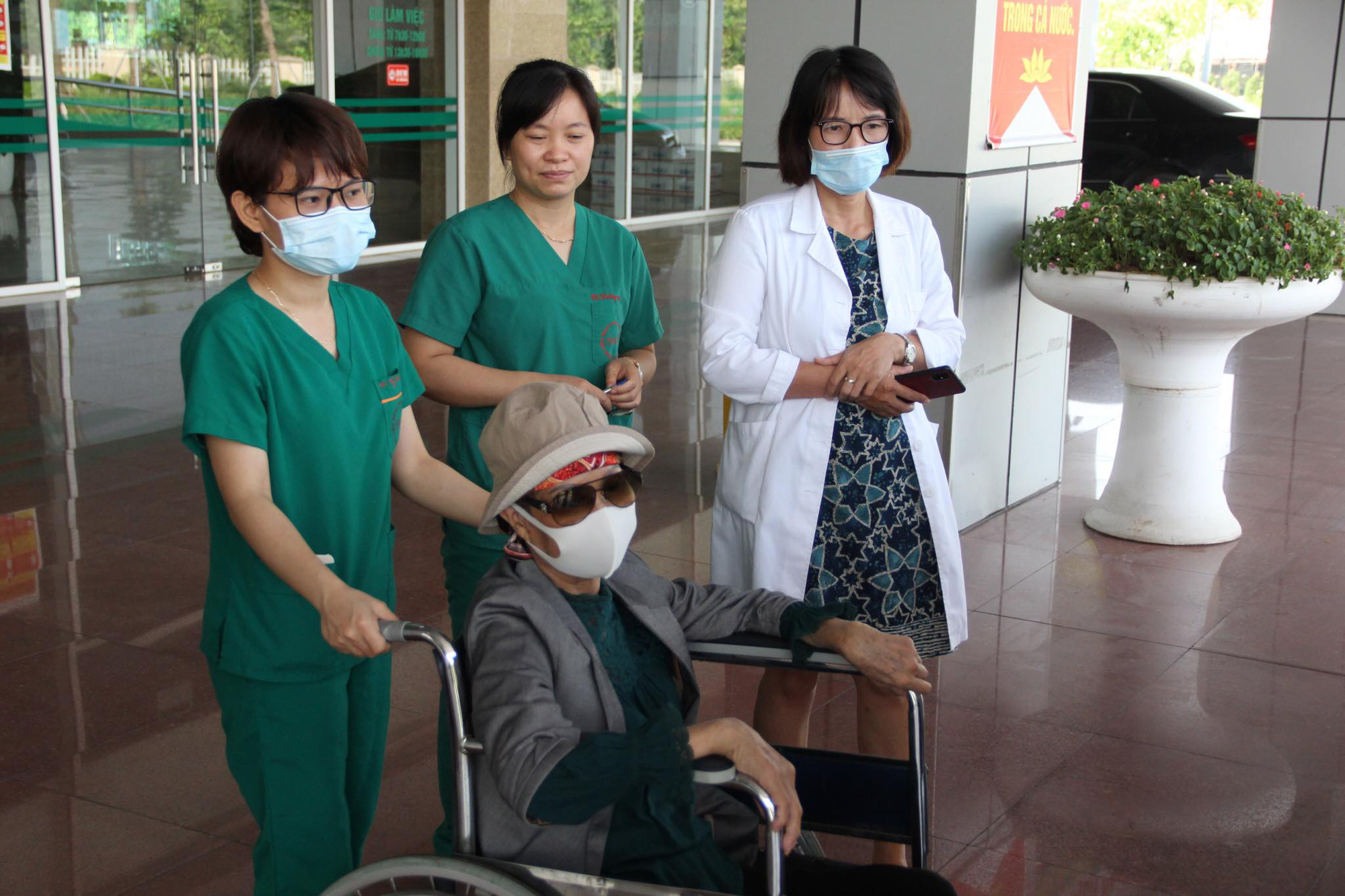 Bệnh nh&acirc;n Covid-19 nặng nhất miền Bắc được xuất viện về nh&agrave; ở TP HCM - Ảnh 10.