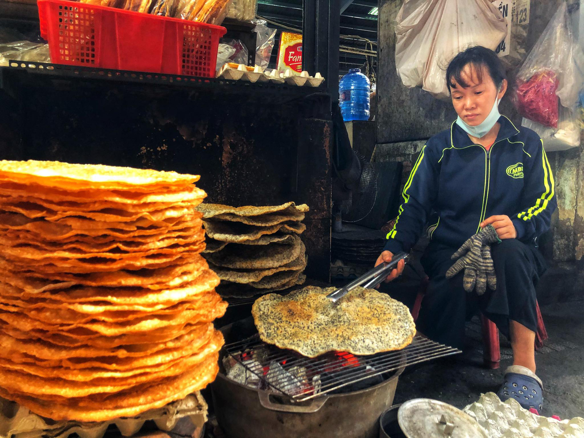 Ăn đã thèm đặc sản miền Trung ở chợ Bà Hoa