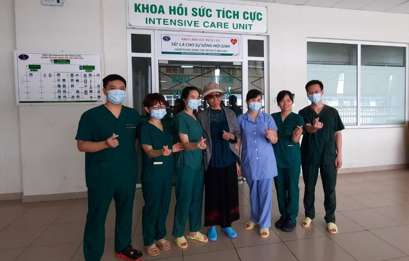 Bệnh nh&acirc;n Covid-19 nặng nhất miền Bắc được xuất viện về nh&agrave; ở TP HCM - Ảnh 6.