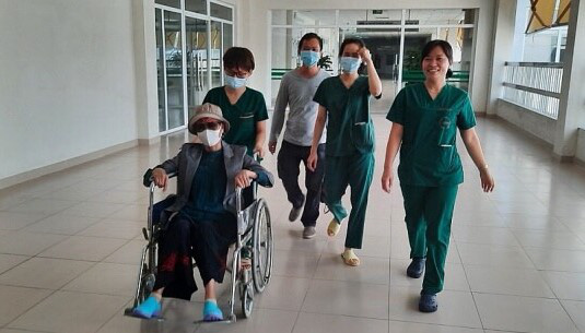 Bệnh nh&acirc;n Covid-19 nặng nhất miền Bắc được xuất viện về nh&agrave; ở TP HCM - Ảnh 9.