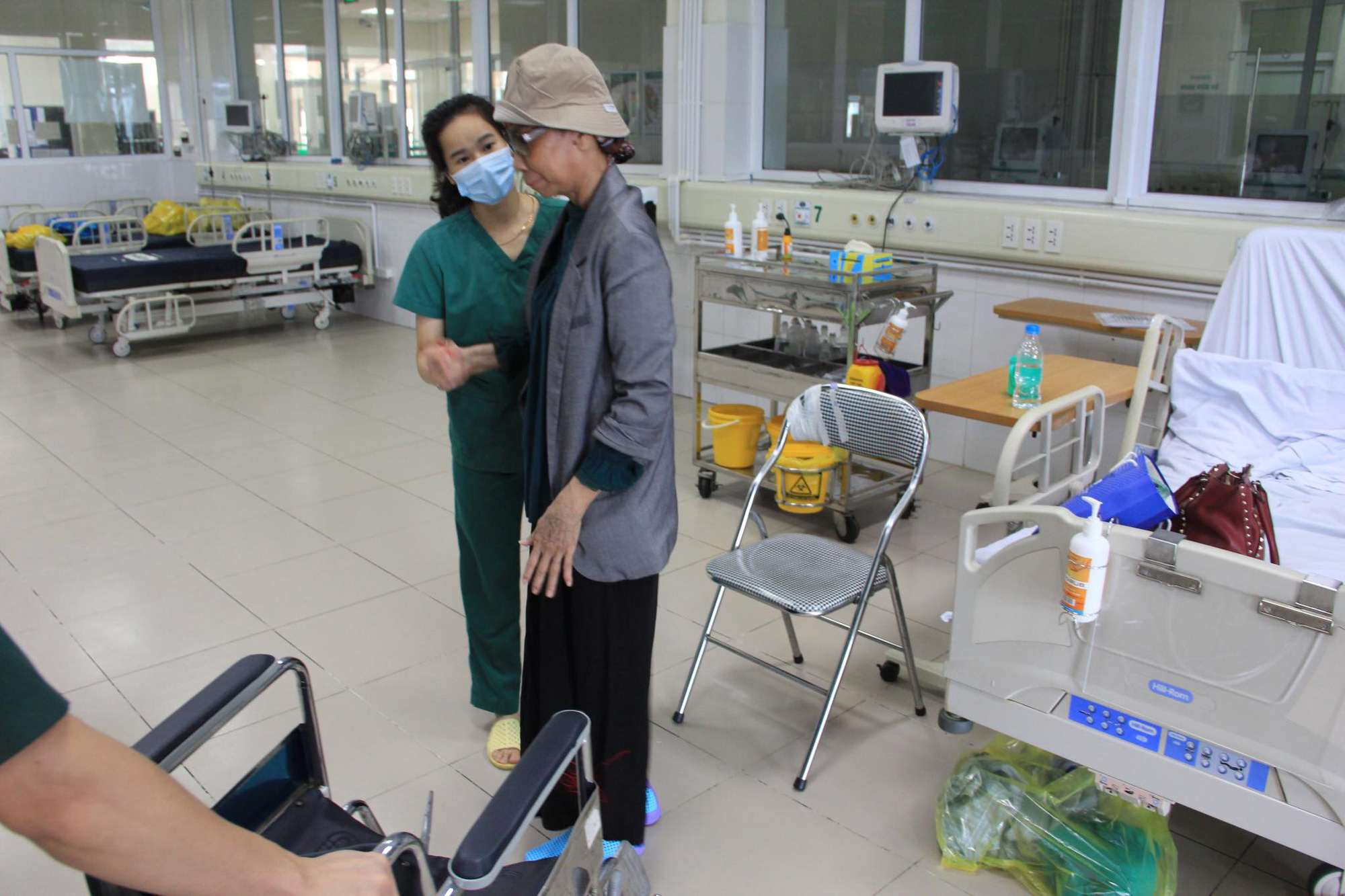 Bệnh nh&acirc;n Covid-19 nặng nhất miền Bắc được xuất viện về nh&agrave; ở TP HCM - Ảnh 5.